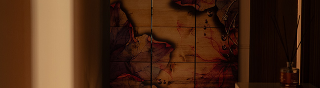 Letto king con luci scenografiche